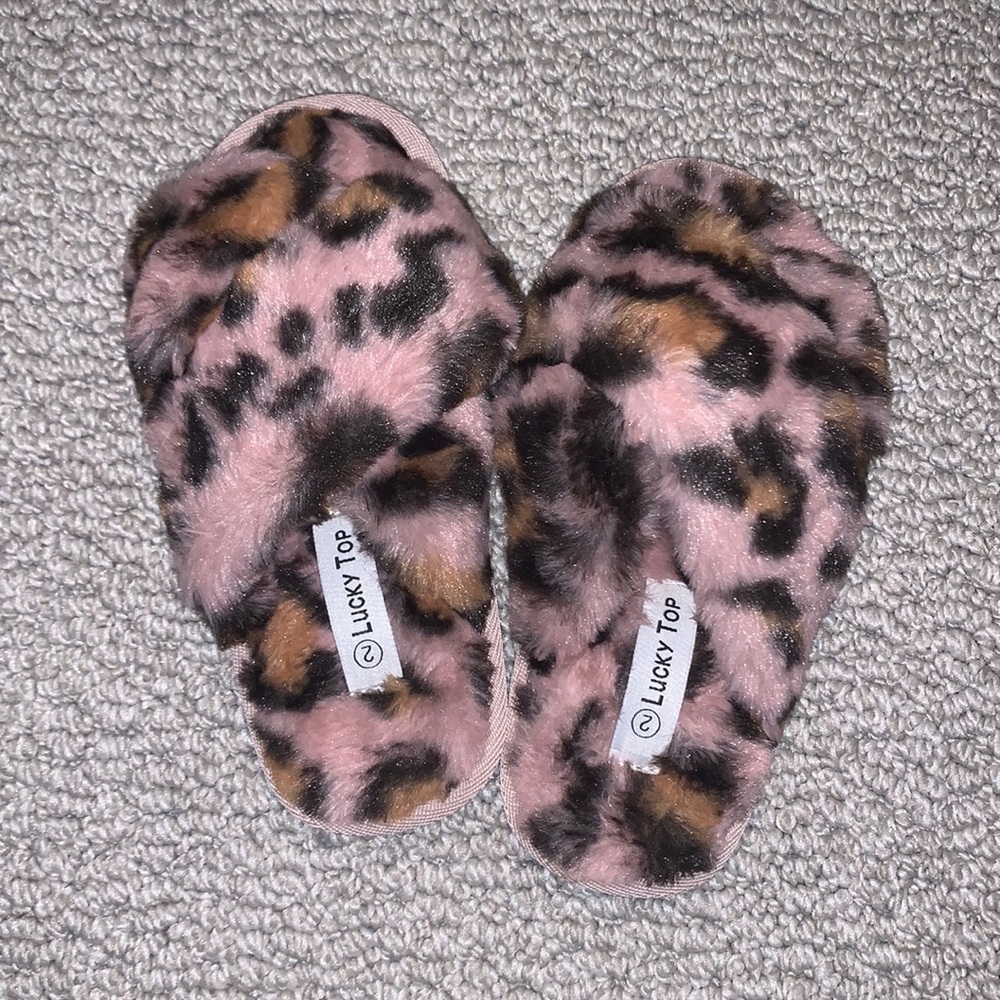 ✨NWOT!✨ Girls Crossband Fur Slippers